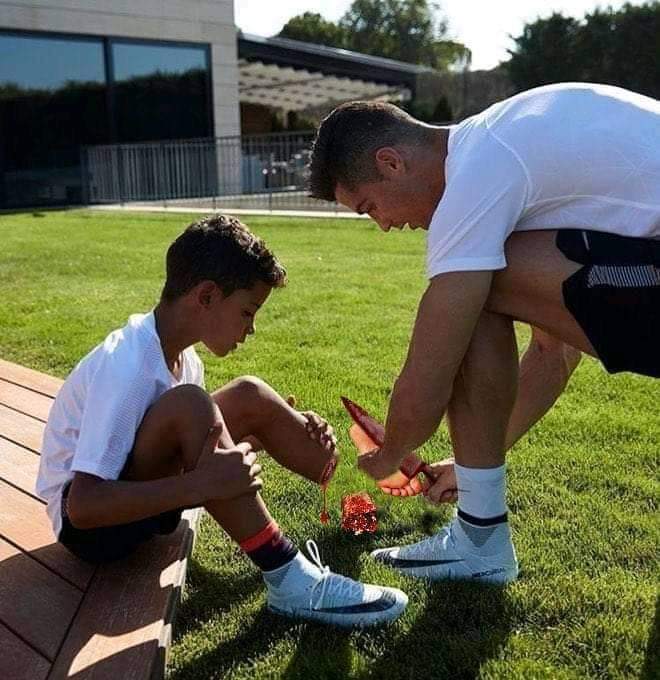 Imagem de Cristiano Ronaldo cortando o pé do próprio filho é fake