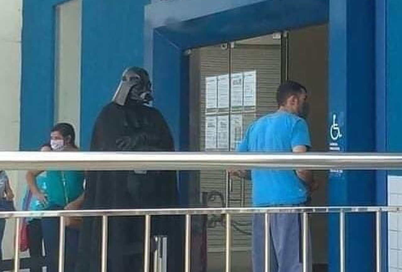 Homem se veste de Darth Vader para tentar sacar auxílio emergencial