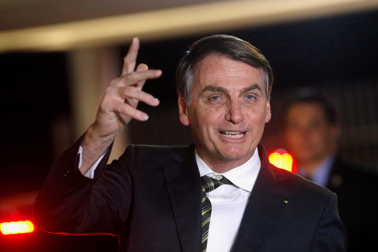 Fã de música eletrônica, Bolsonaro canta trecho de sua canção favorita: “tsitsi pipi boom dãm”
