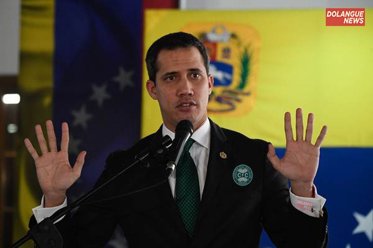 Juan Guaidó se autoproclama técnico do Coritiba