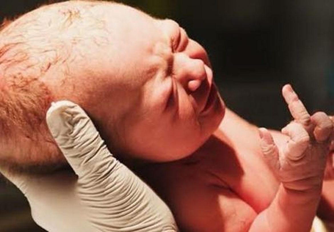 Imagens de maternidade flagram bebê revoltado por nascer no Brasil