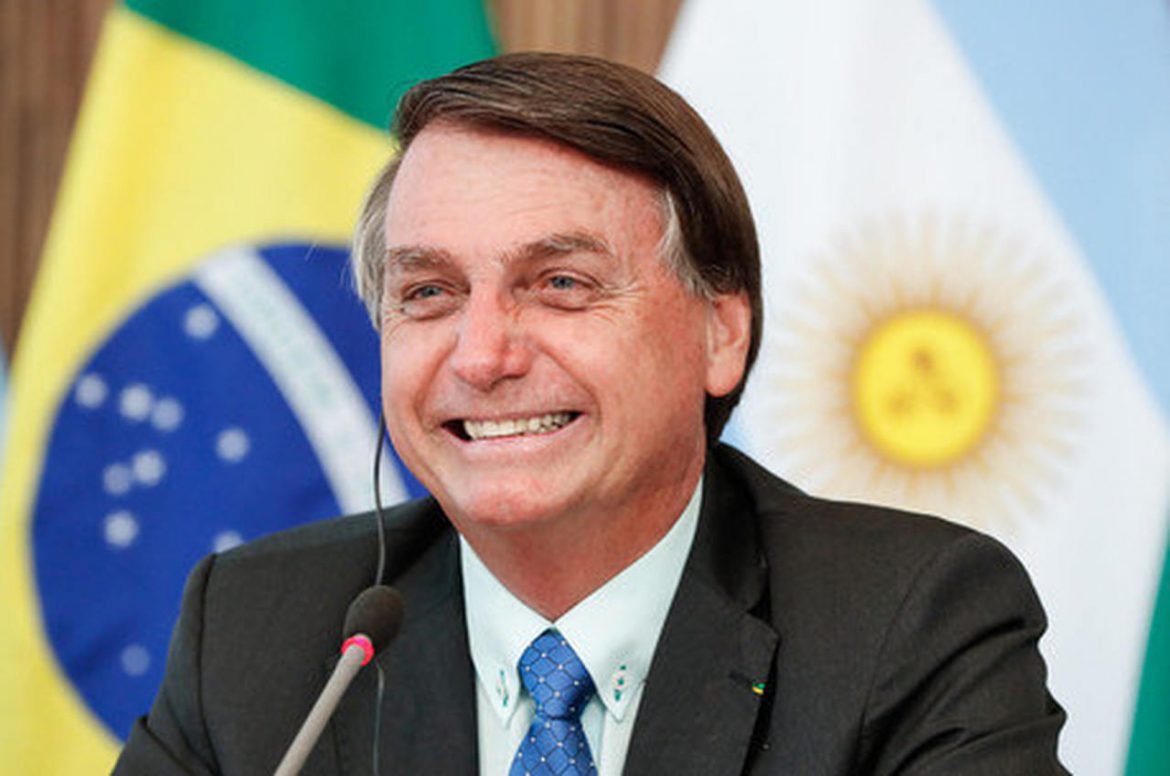 Bolsonaro revela que participaria do BBB se tivesse pastel e caldo de cana a vontade